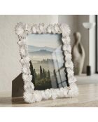 Witte fotolijst van polyresin en glas met palmblad — 28,5x1,7x33 cm (fotoformaat 20x25 cm)