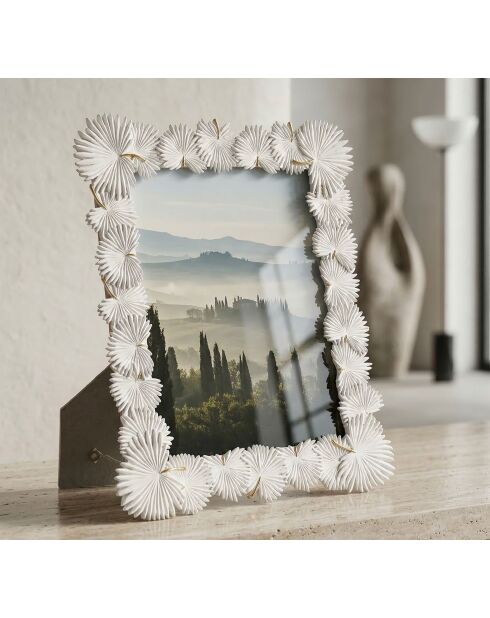 Witte fotolijst van polyresin en glas met palmblad — 28,5x1,7x33 cm (fotoformaat 20x25 cm)