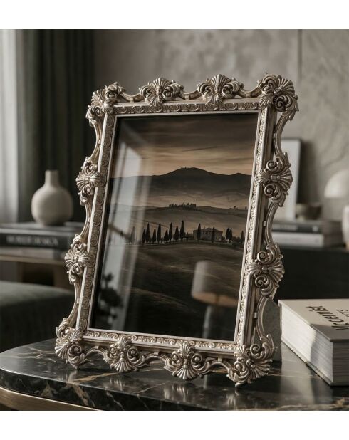 Cadre photo en polyrésine et verre Florence argenté – 21,5x2x26,8 cm (format photo 15x20 cm)