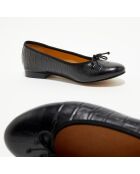 Schwarze Lederballerinas Jeanne im Croc-Stil