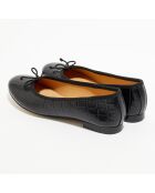 Schwarze Lederballerinas Jeanne im Croc-Stil