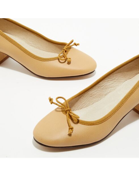Ballerinas Diane aus camelfarbenem Lackleder