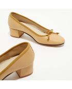 Ballerinas Diane aus camelfarbenem Lackleder