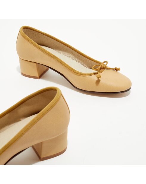 Ballerinas Diane aus camelfarbenem Lackleder