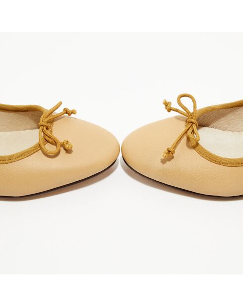 Ballerinas Diane aus camelfarbenem Lackleder