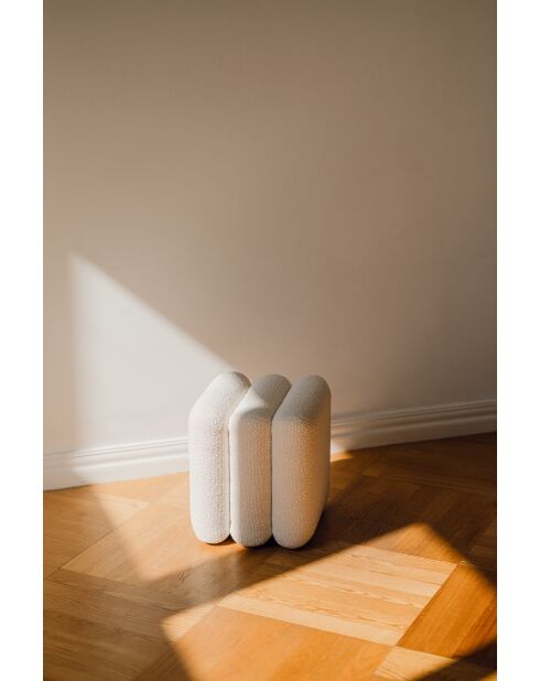 Puf Radd Cloud beige con forma de lazo, 44,5 x 36 x 36 cm