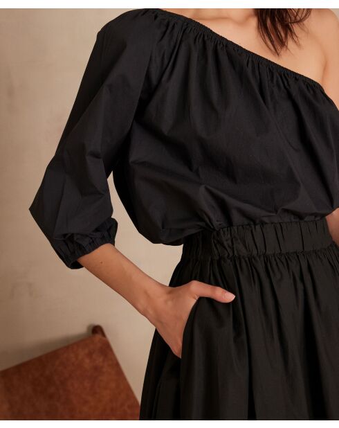 schlichte schwarze Schulterbluse