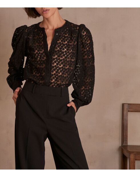 Schwarze Stickbluse mit Kamillenmotiv