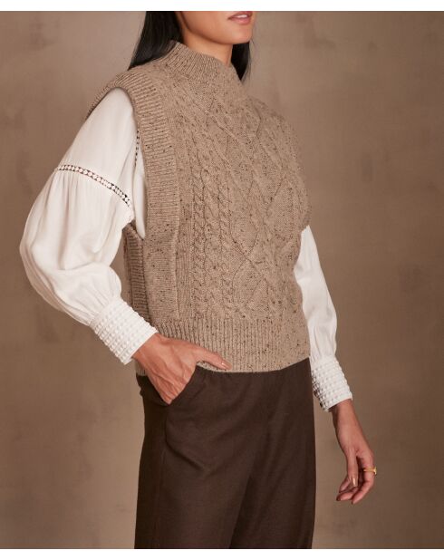 Dunkeltaupefarbener Kaffeepullover