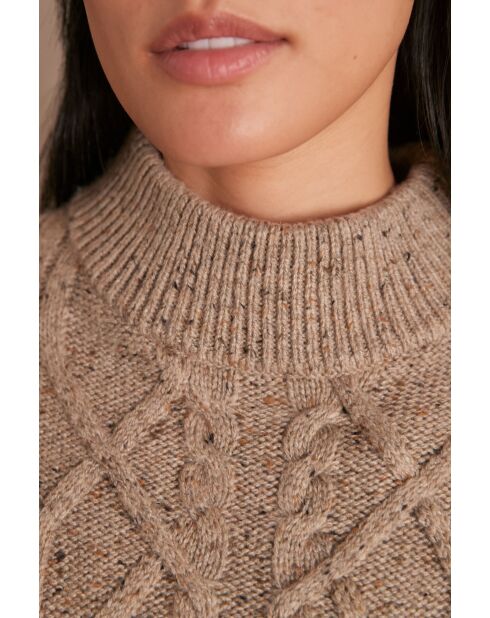 Dunkeltaupefarbener Kaffeepullover