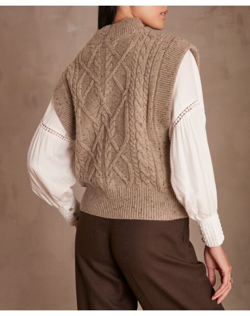 Dunkeltaupefarbener Kaffeepullover