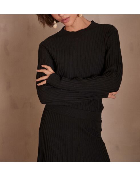 Courtney schwarzer Pullover