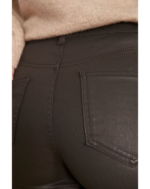 Suzy donkerbruine broek met coating