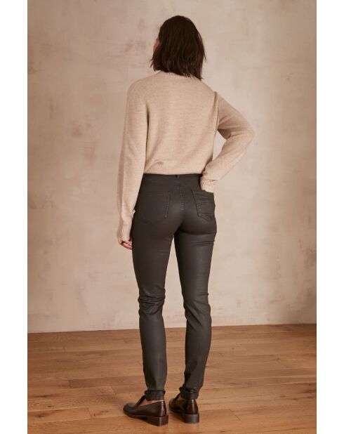 Suzy donkerbruine broek met coating