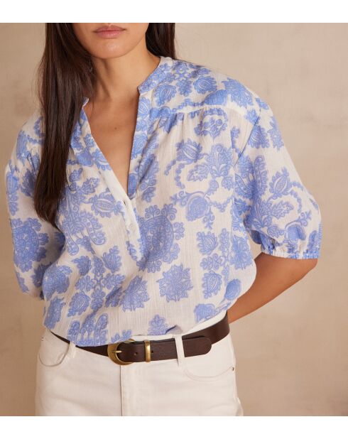 Zonneblouse bedrukt hemelsblauwe bloem