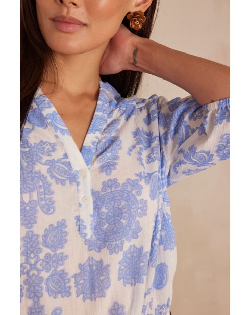 Zonneblouse bedrukt hemelsblauwe bloem