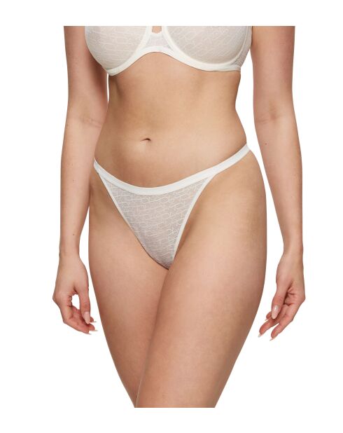 String Triumph Signature Sheer String blanco crudo