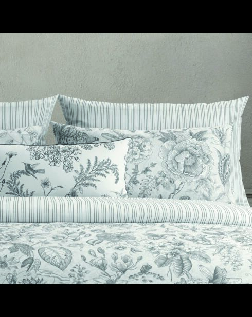 Set aus 2 Kissenbezügen aus Baumwollsatin, weiße, skizzierte Blumen — 2 Stück (63 x 63 cm)