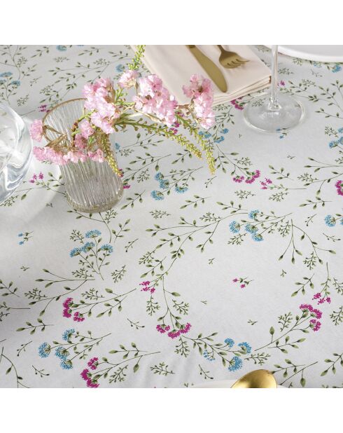 Mantel blanco roto con flores de verano
