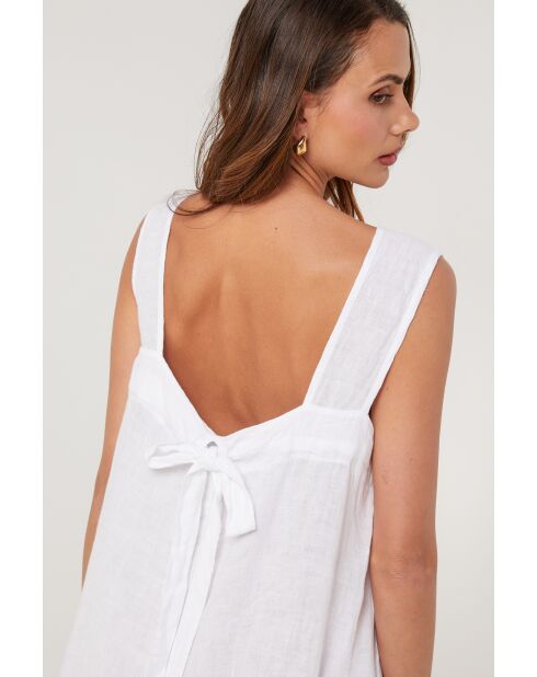 Voltaris weißes Leinenkleid