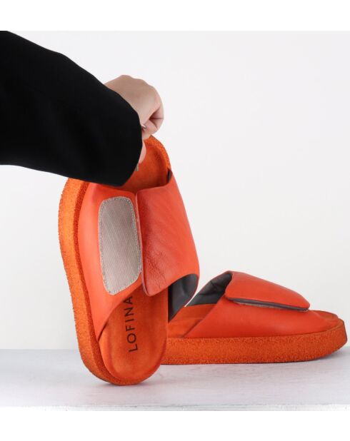 Mules con tacón de piel Gas de color naranja brillante, tacón de 4 cm