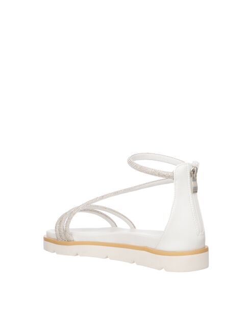 Weiche weiße, weiche Sandalen
