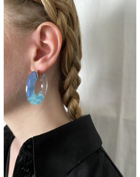 Paola oorringen in hars getint met heldere en zuurblauwe kleuren