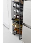 Toren zwarte flessenhouder met 8 niveaus en houten bakje - 20x19,3x88,5 cm