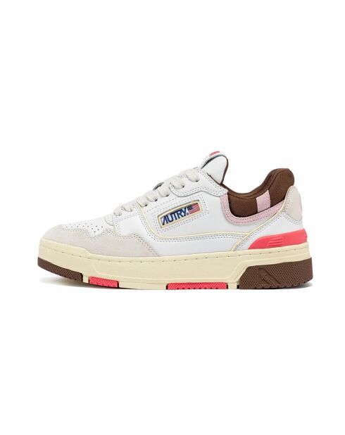 Weiße und braune CLC-Low-Top-Sneaker