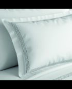 Parure housse de couette + taies carrées satin de coton Reine de nuit gris/blanc