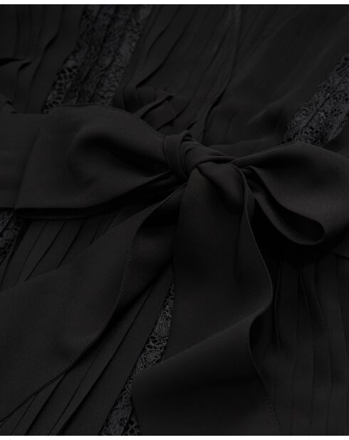 Langärmliges Kurzkleid mit V-Ausschnitt und Spitzeneinsätzen in Schwarz