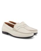 Lichtbeige loafers van generfd Yoki leer