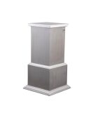 Espositore a colonna in legno massello di acacia grigio/argento - 46 x 46 x 105 cm