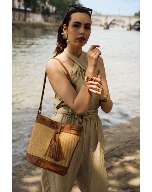 Cerise Rafia Schultertasche aus kamelfarbenem Leder - 33x28x14cm