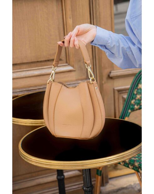 Elora Schultertasche aus leichtem Kamelleder - 22x18x13,5 cm
