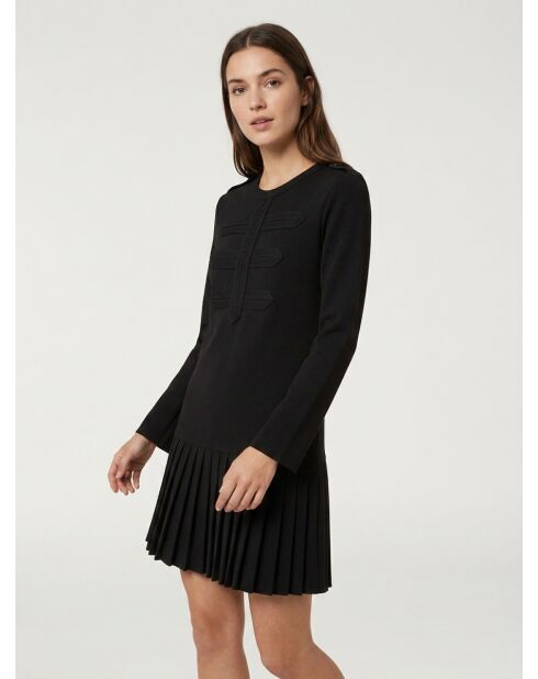 Schwarzes plissiertes kurzes Kleid