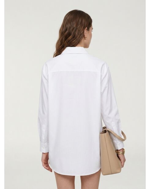 Wit shirt met klassieke kraag en lange mouwen