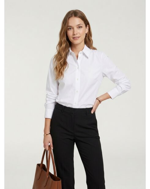 Wit shirt met klassieke kraag en lange mouwen
