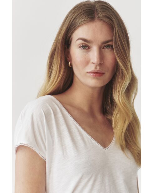 Sorna weißes Baumwoll-T-Shirt mit V-Ausschnitt