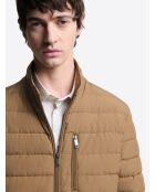 Chaqueta acolchada de cuello alto en camel