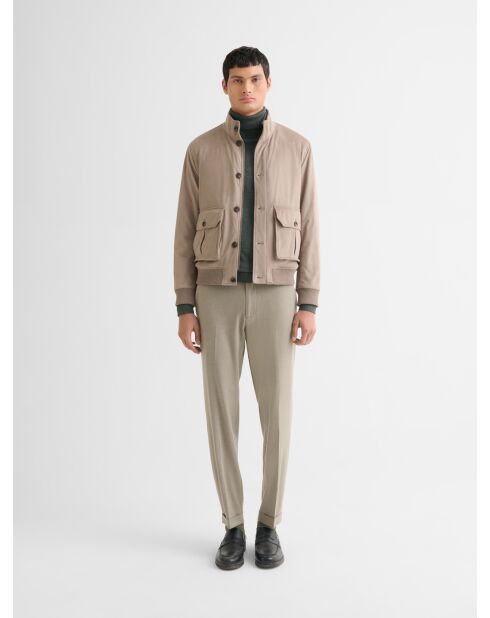 Beigefarbene Wildlederjacke mit Stehkragen