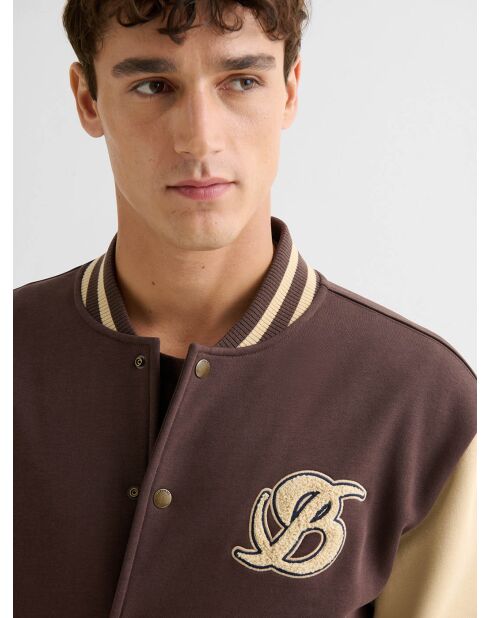Giacca marrone con bottoni regolari