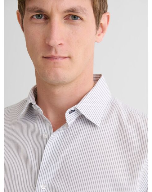 Weißes gestreiftes Slimshirt ohne Bügeln