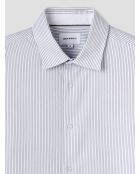 Weißes gestreiftes Slimshirt ohne Bügeln
