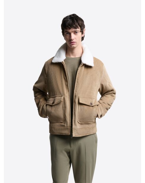 Camelkleurige fluwelen jas met sherpakraag