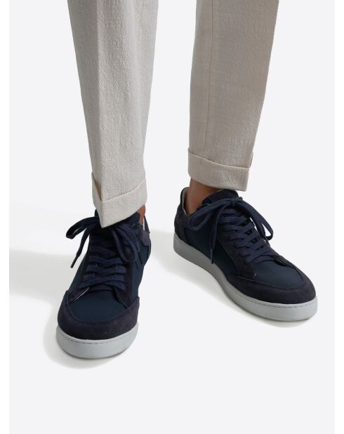Donkerblauwe sneakers van twee materialen