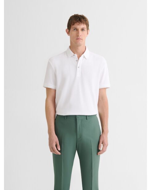 Witte polo met knopen in reliëf