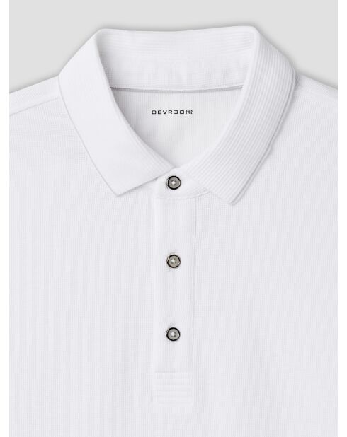 Witte polo met knopen in reliëf