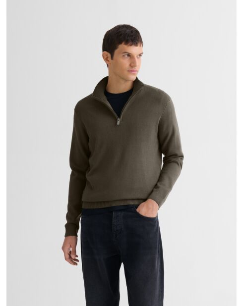 Maglione color tabacco con zip e collo a imbuto