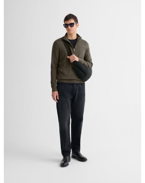 Maglione color tabacco con zip e collo a imbuto